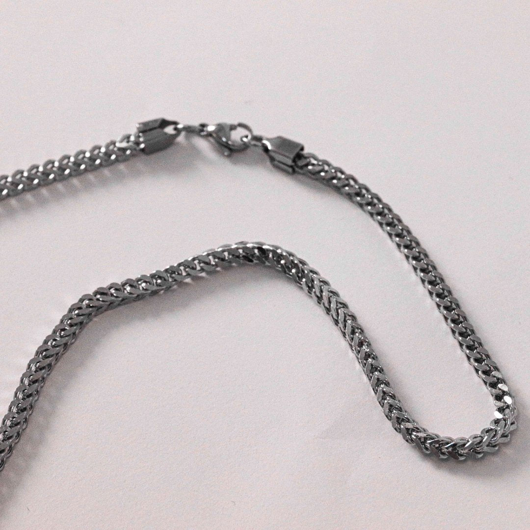 Hero 925 sterling silver necklace lifestyle - minimalist jewellery Portugal | Wild Youth
