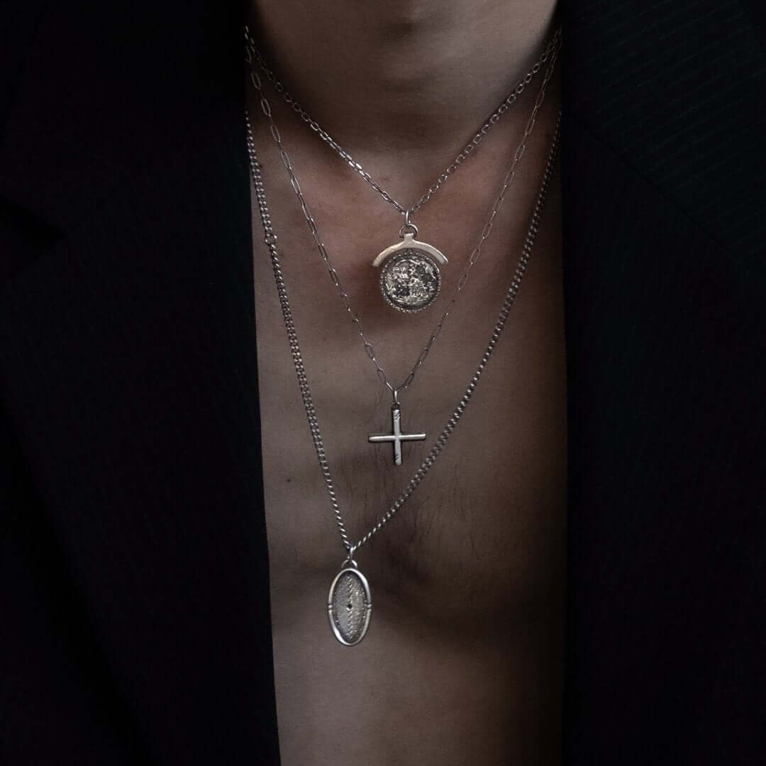 Home 925 sterling silver necklace lifestyle - minimalist jewellery Portugal | Wild Youth