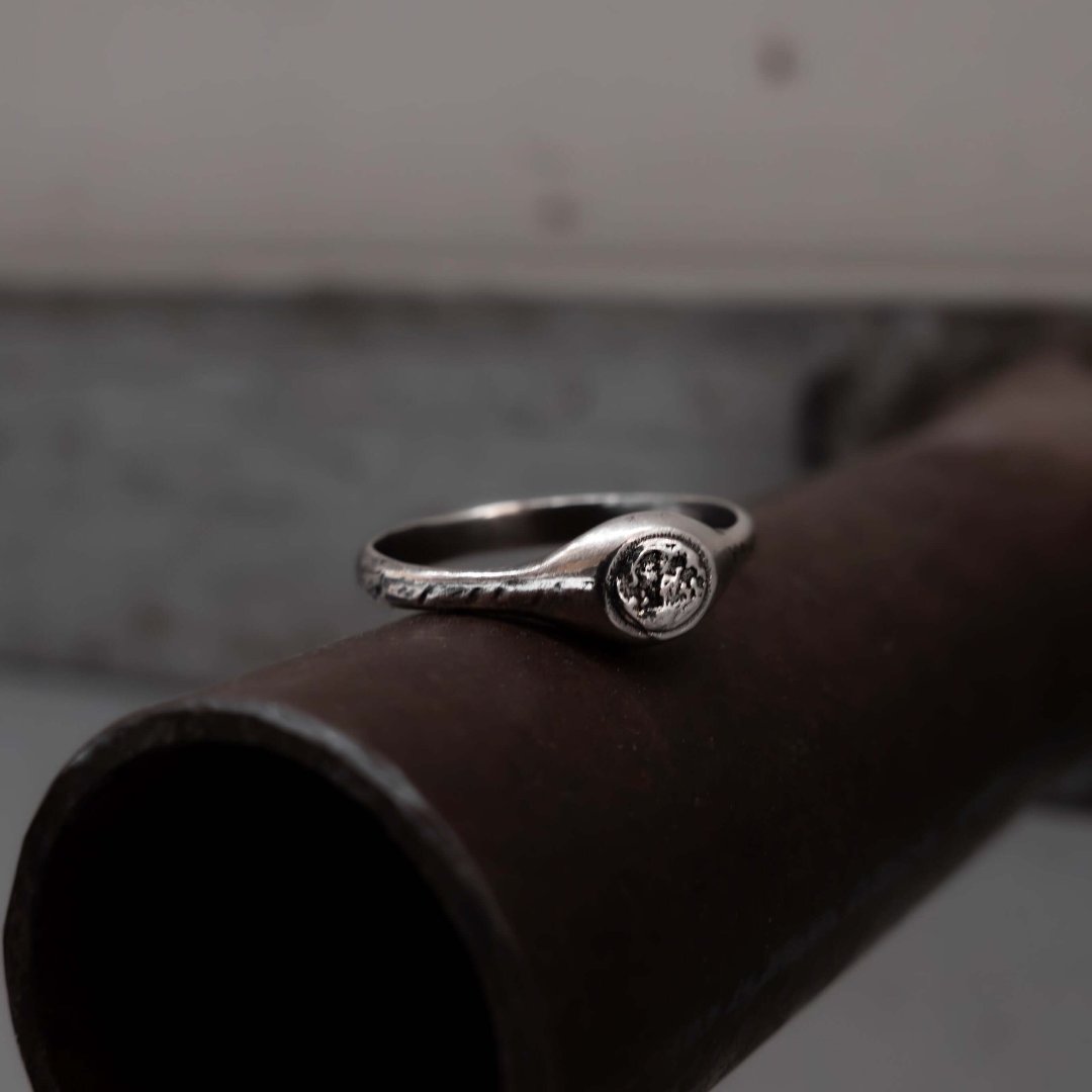 Moon 925 sterling silver ring lifestyle - minimalist signet ring Portugal | Wild Youth