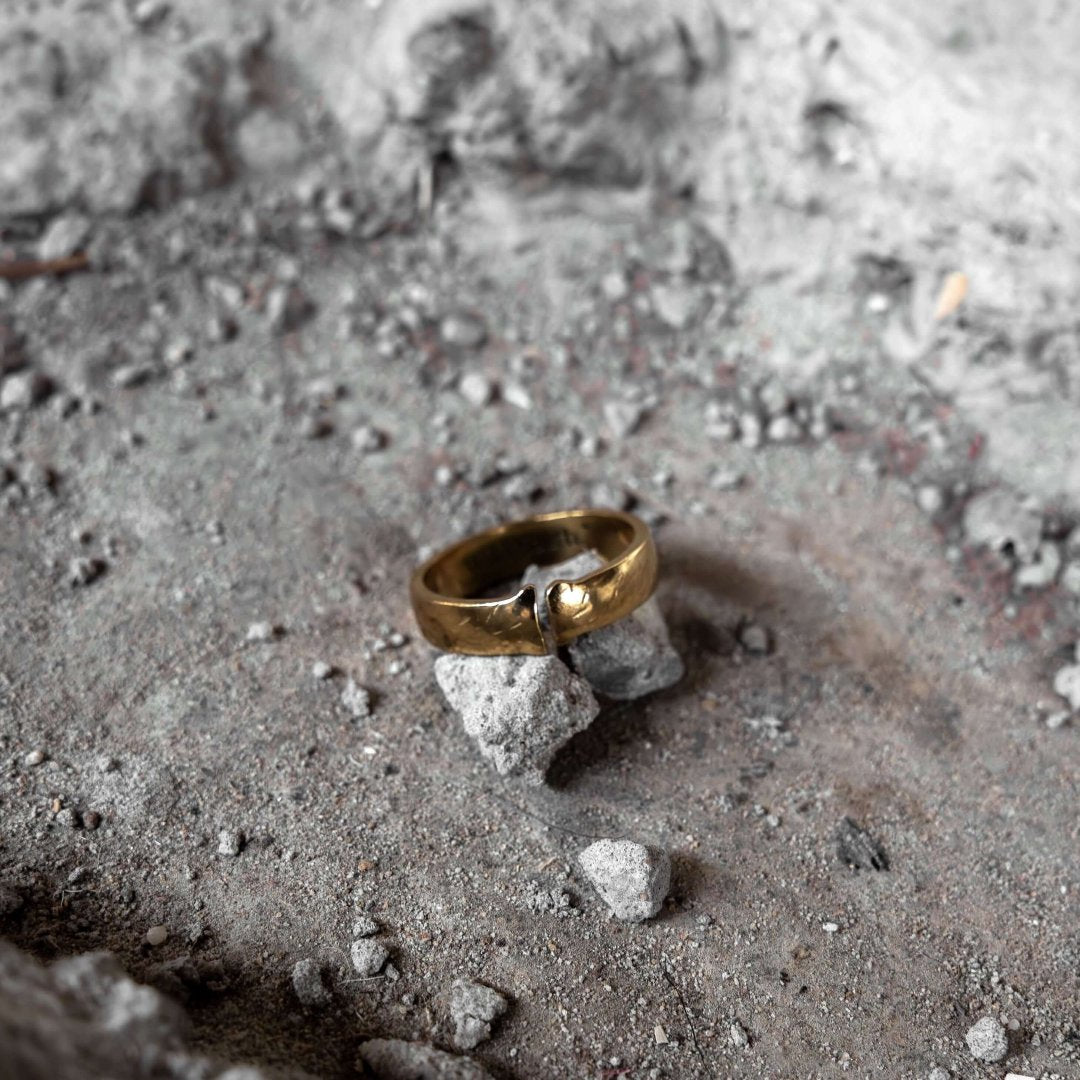 Near Perfection 19k gold ring lifestyle - minimalist gold jewellery Portugal | Wild Youth