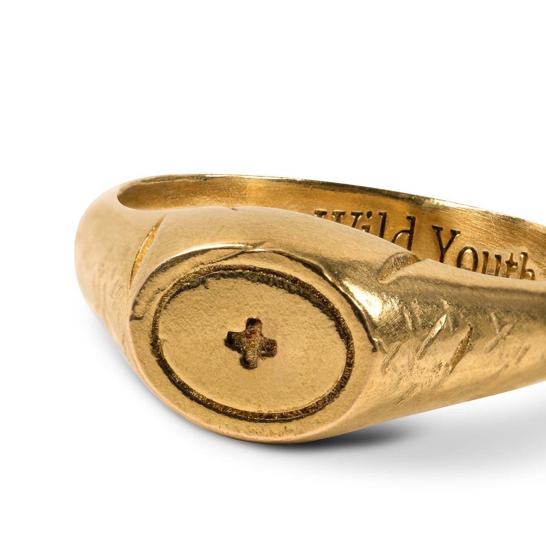 Positivity 19k gold ring lifestyle - minimalist gold jewellery Portugal | Wild Youth