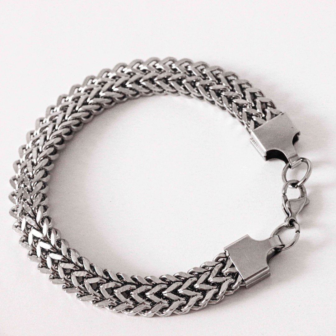 Relentless silver bracelet detail - braided chain handcrafted Portugal Wild Youth | Wild Youth