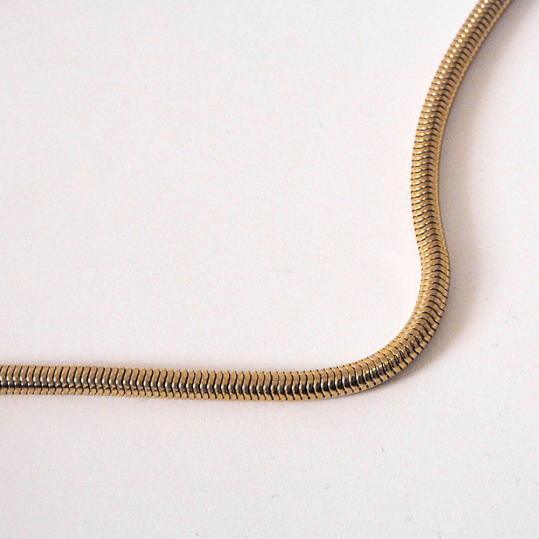 Unity 19k gold necklace lifestyle - minimalist gold jewellery Portugal | Wild Youth