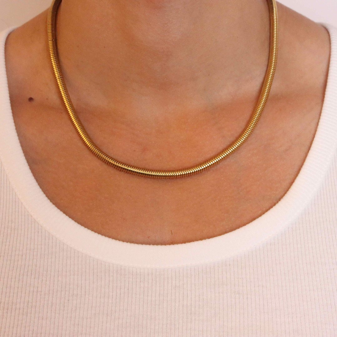 Unity 19k gold necklace flat lay - everyday jewellery Wild Youth Portugal | Wild Youth