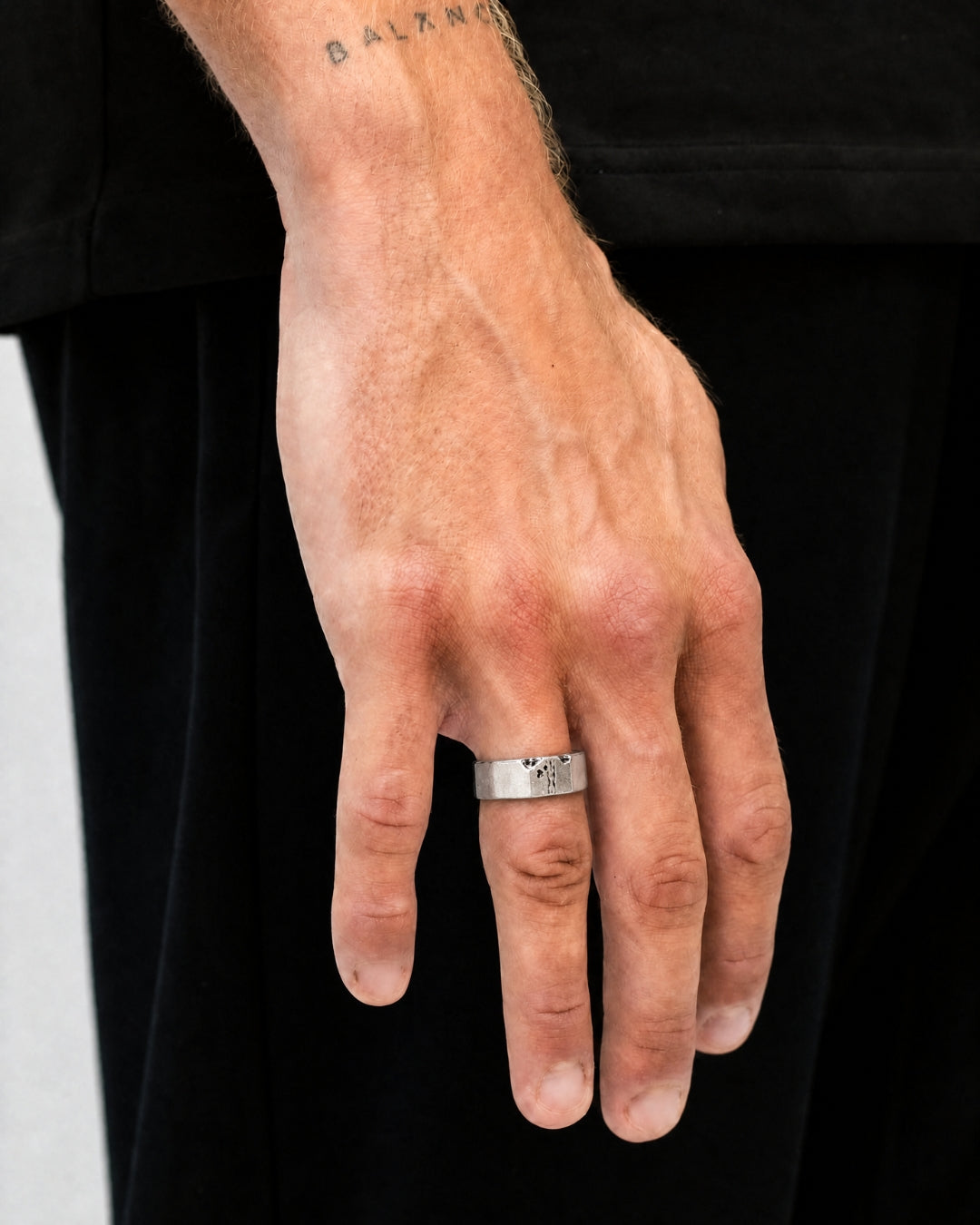 HAMMERED RING