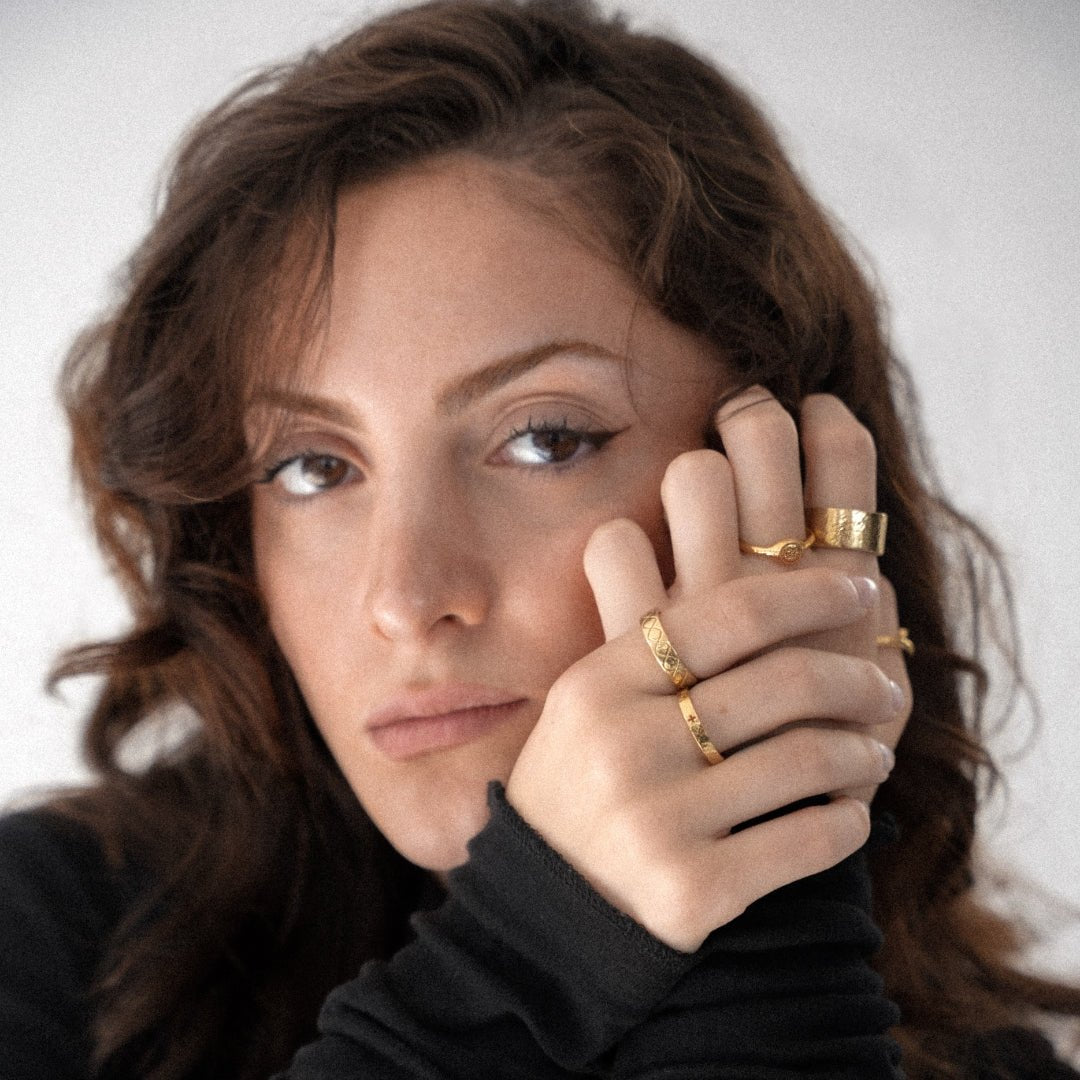 Plus 19k gold ring lifestyle - minimalist gold jewellery Portugal | Wild Youth
