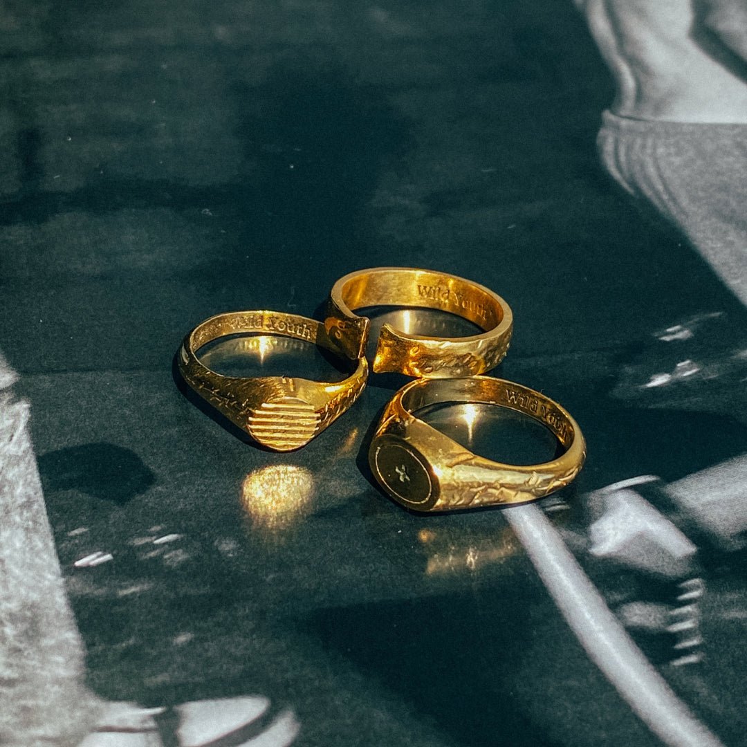 Simplicity gold signet ring detail - hammered finish handcrafted Portugal | Wild Youth
