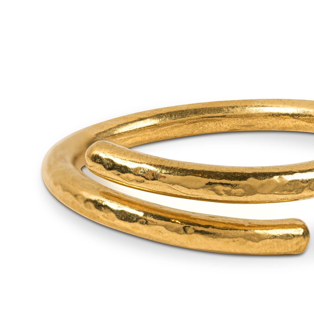 Spiral 19k gold ring lifestyle - minimalist gold jewellery Portugal | Wild Youth
