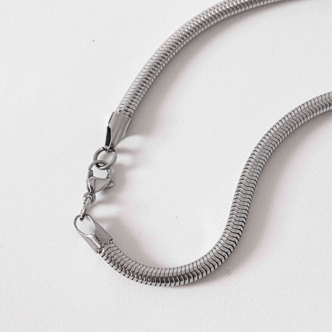 Unity 925 sterling silver necklace lifestyle - minimalist jewellery Portugal | Wild Youth